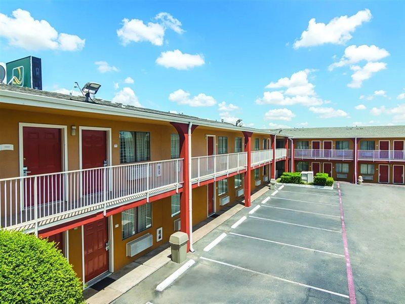 Days Inn & Suites By Wyndham Arlington Near Six Flags エクステリア 写真
