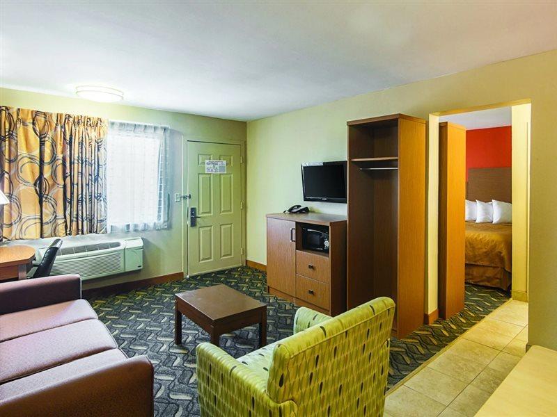 Days Inn & Suites By Wyndham Arlington Near Six Flags エクステリア 写真