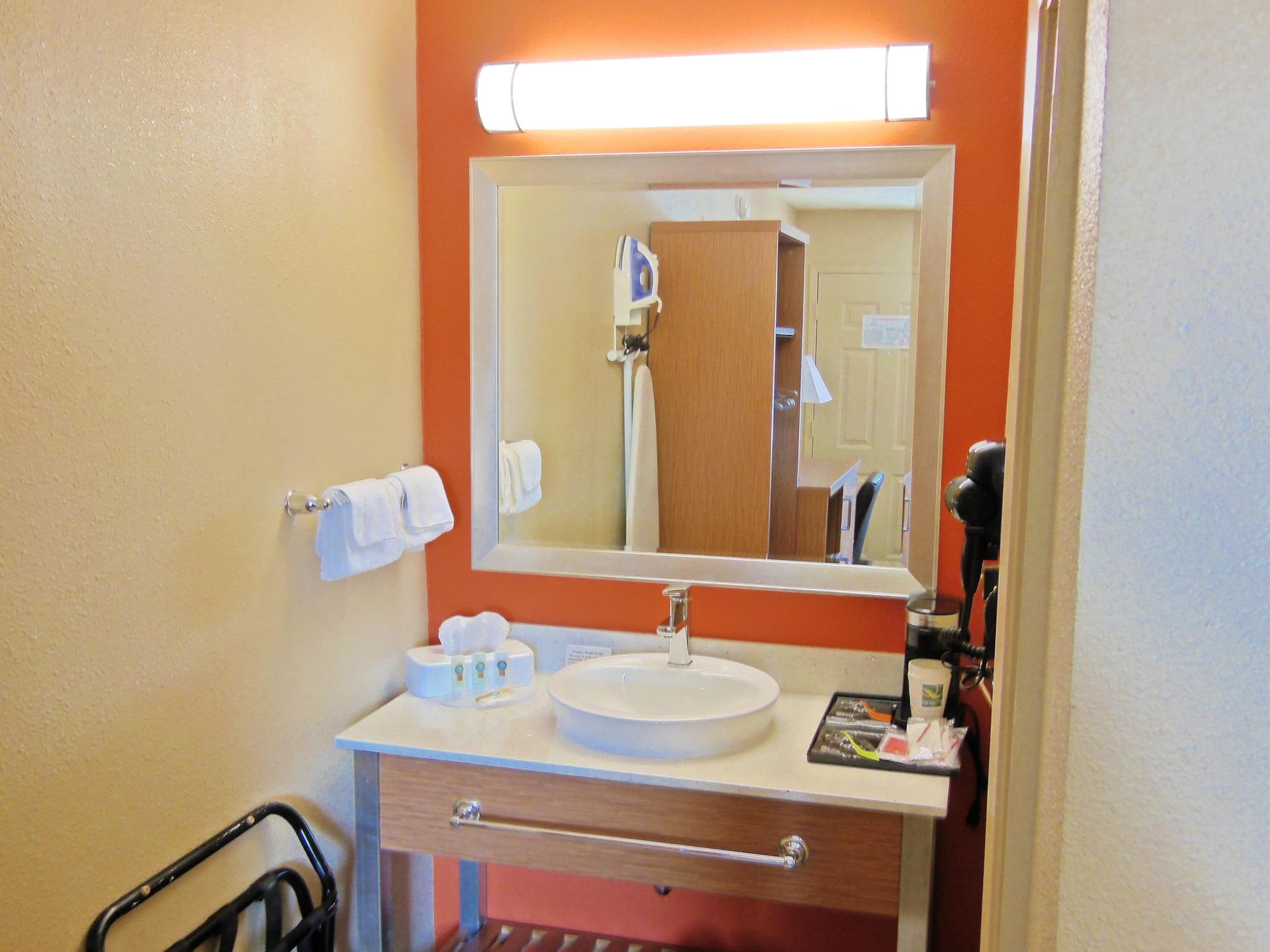 Days Inn & Suites By Wyndham Arlington Near Six Flags エクステリア 写真