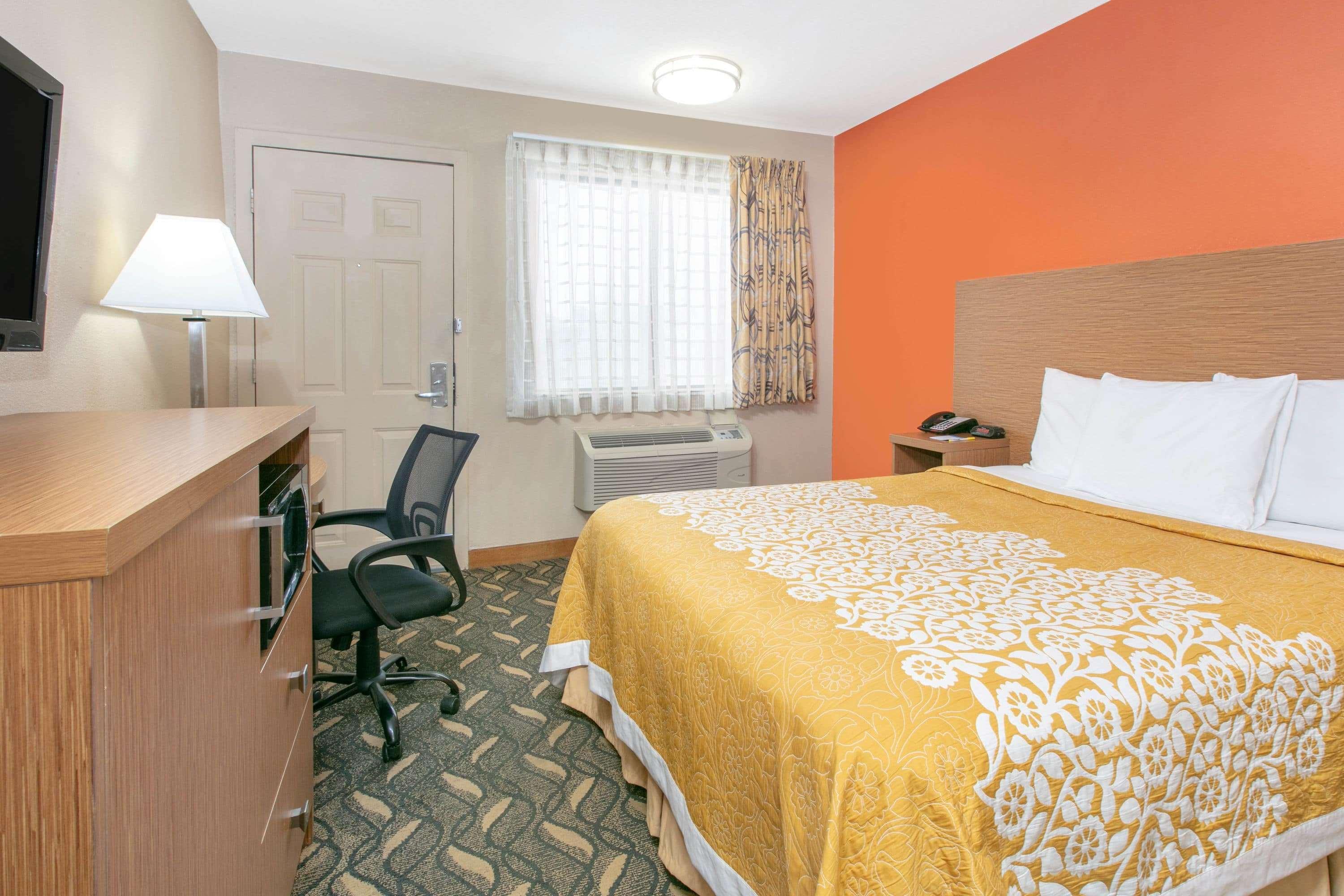 Days Inn & Suites By Wyndham Arlington Near Six Flags エクステリア 写真