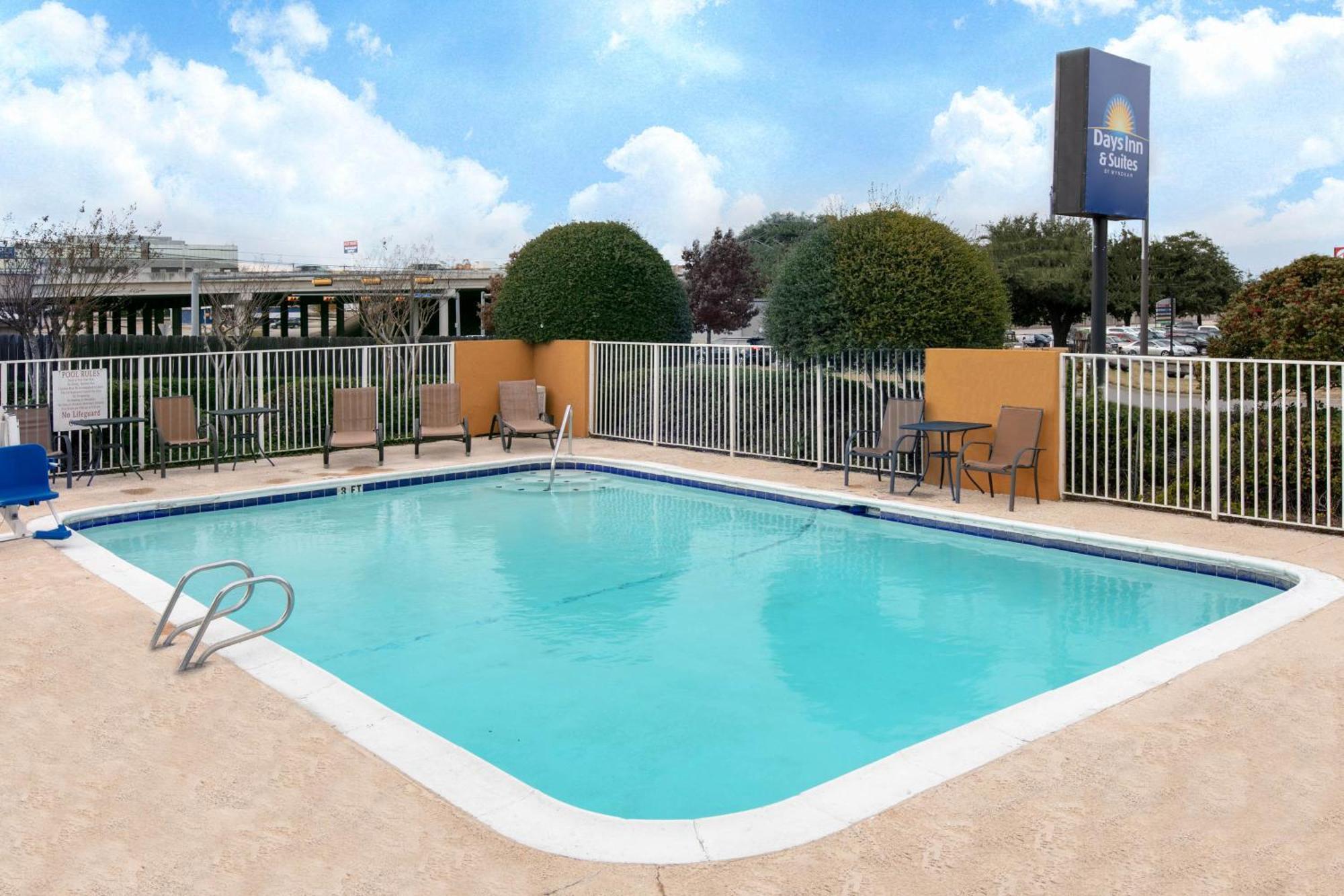 Days Inn & Suites By Wyndham Arlington Near Six Flags エクステリア 写真
