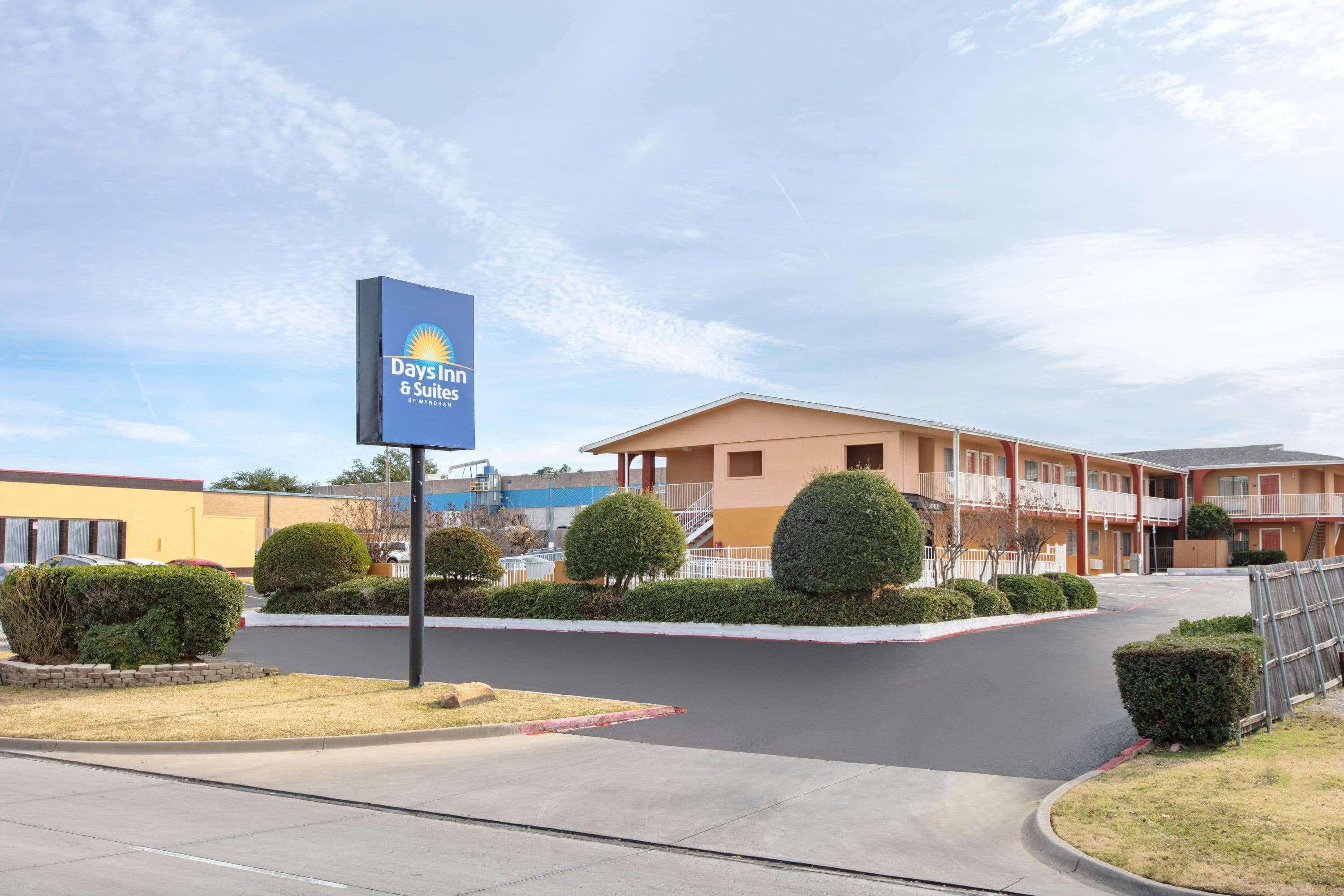 Days Inn & Suites By Wyndham Arlington Near Six Flags エクステリア 写真
