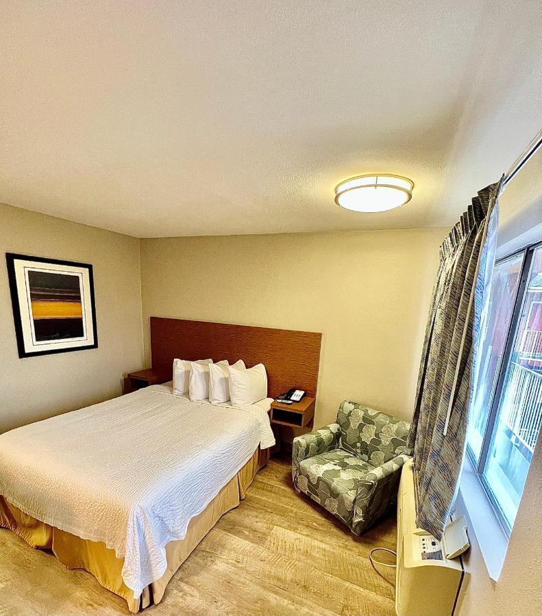 Days Inn & Suites By Wyndham Arlington Near Six Flags エクステリア 写真