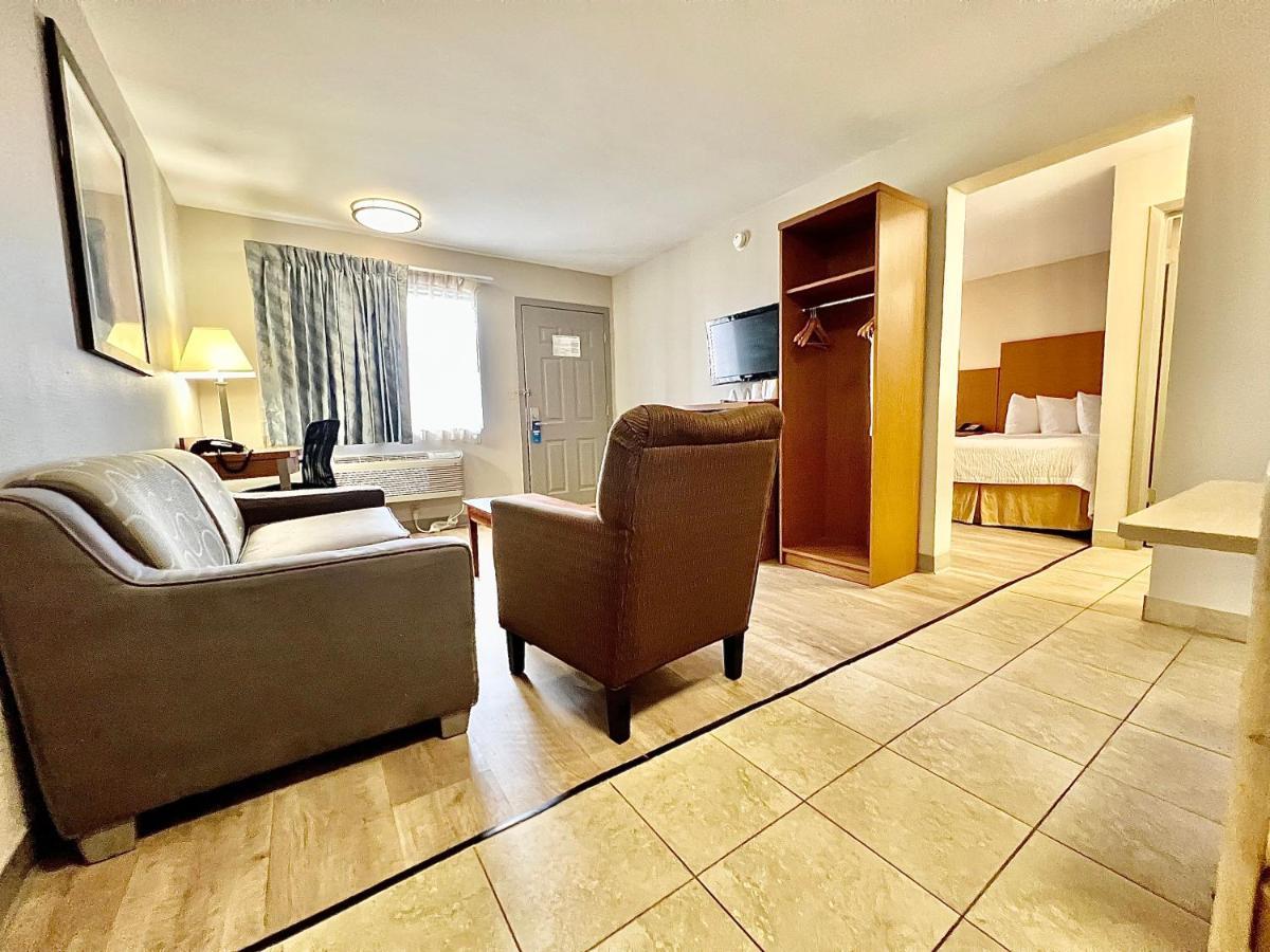 Days Inn & Suites By Wyndham Arlington Near Six Flags エクステリア 写真