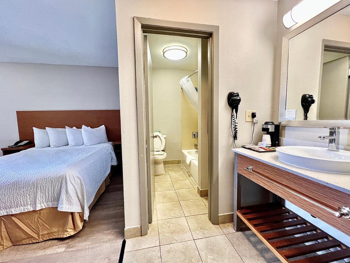 Days Inn & Suites By Wyndham Arlington Near Six Flags エクステリア 写真
