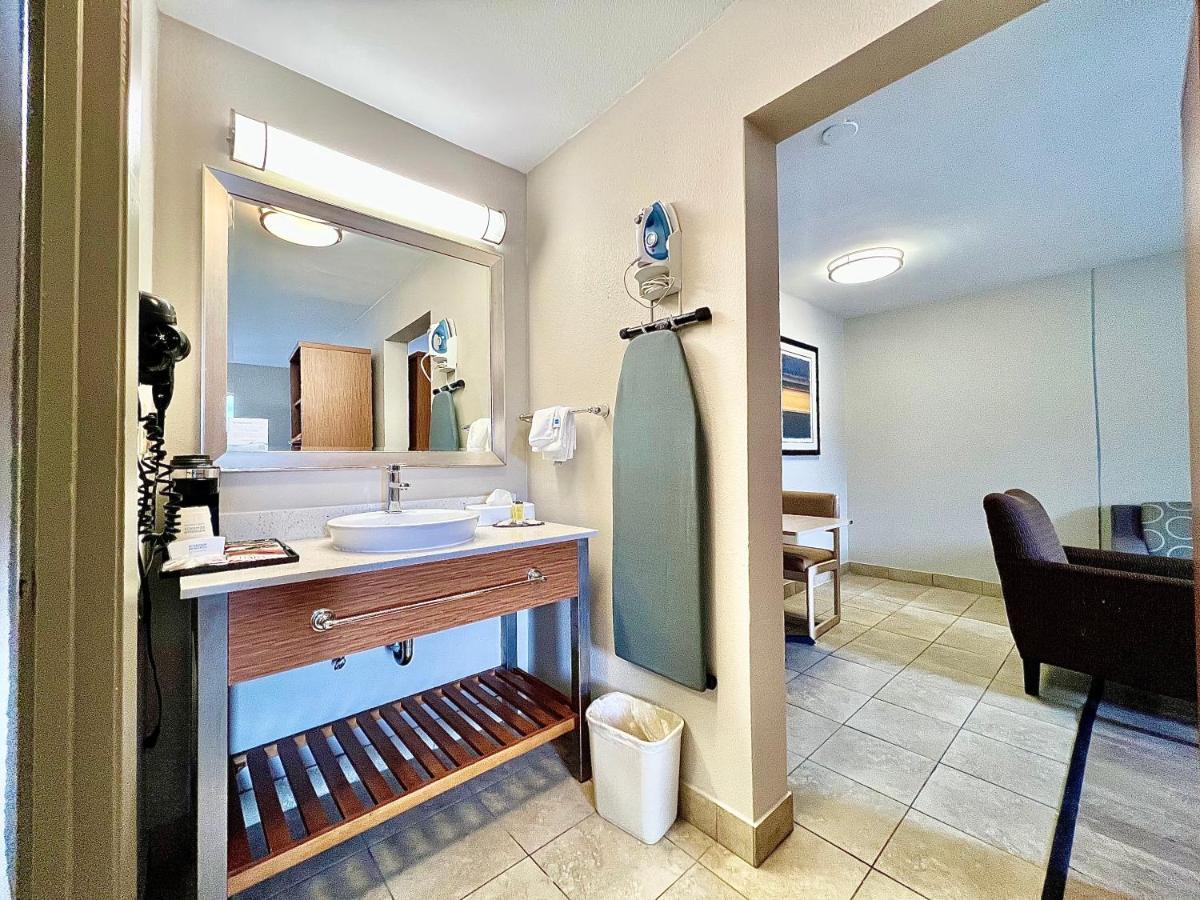 Days Inn & Suites By Wyndham Arlington Near Six Flags エクステリア 写真