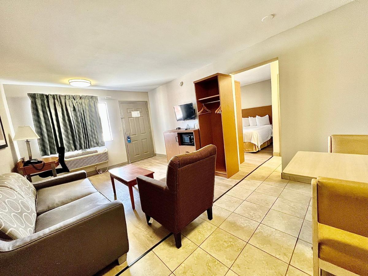 Days Inn & Suites By Wyndham Arlington Near Six Flags エクステリア 写真