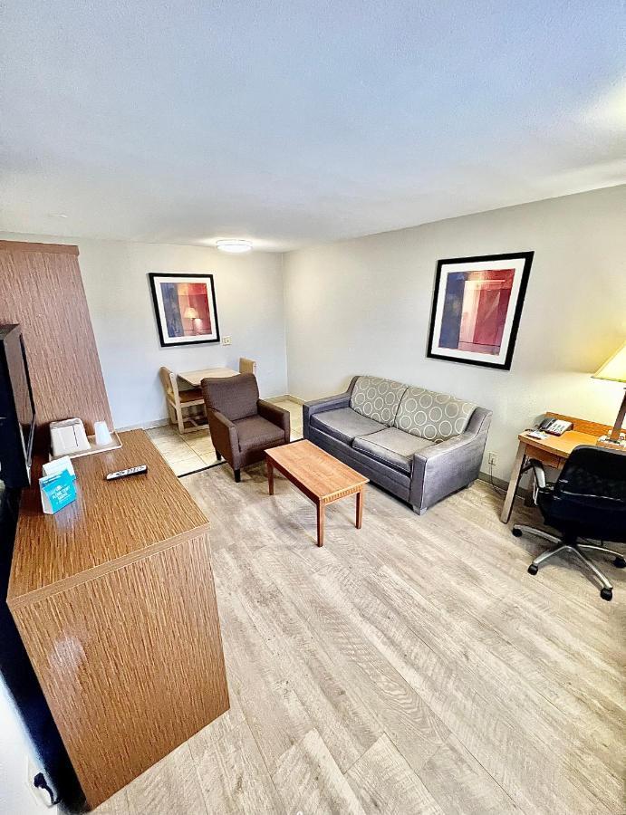 Days Inn & Suites By Wyndham Arlington Near Six Flags エクステリア 写真