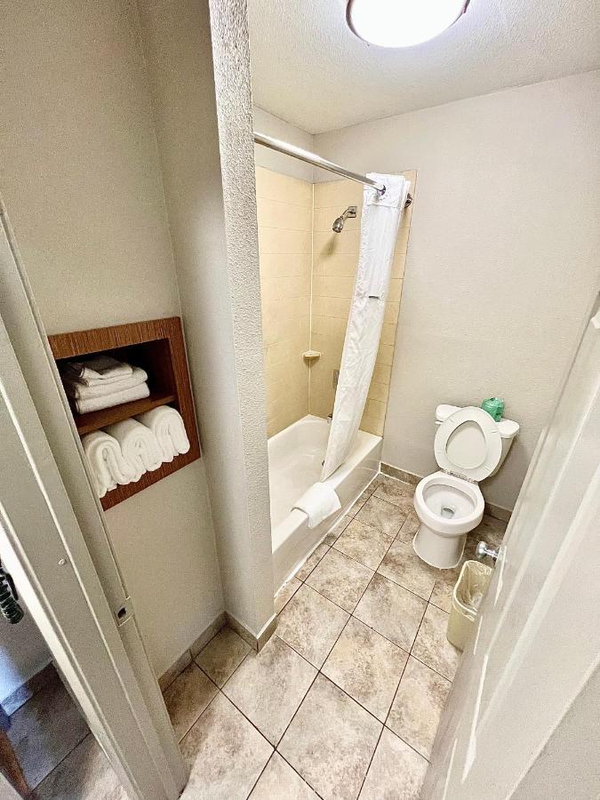 Days Inn & Suites By Wyndham Arlington Near Six Flags エクステリア 写真