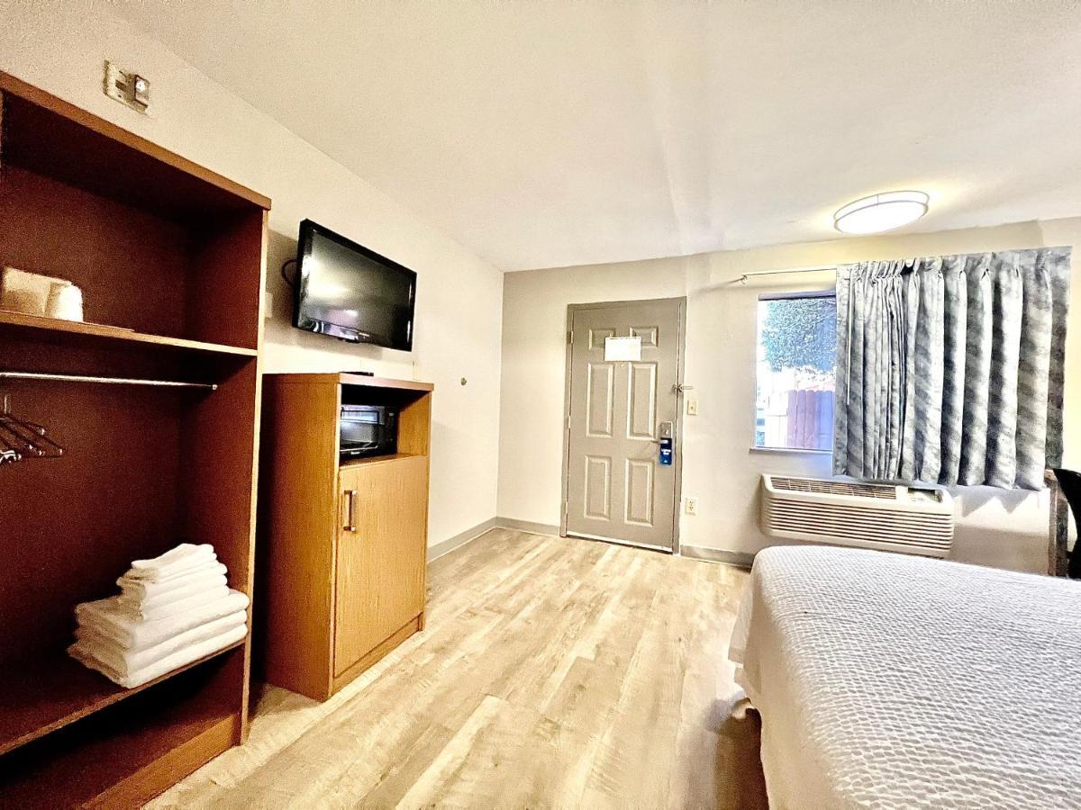 Days Inn & Suites By Wyndham Arlington Near Six Flags エクステリア 写真