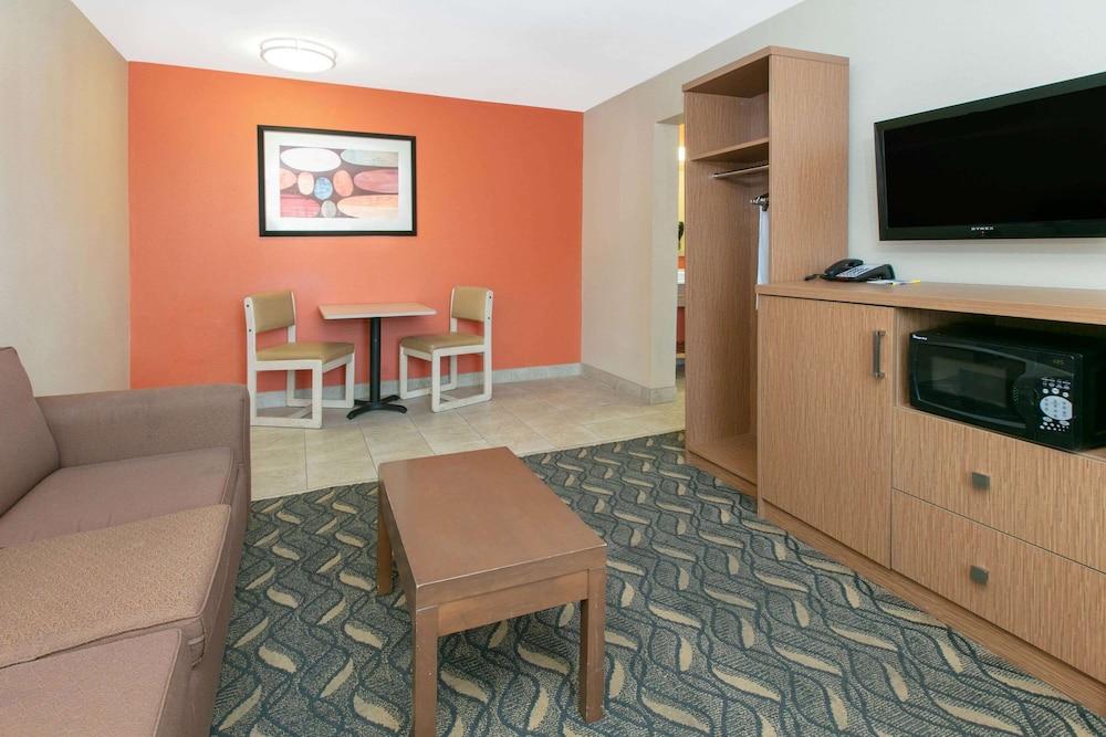Days Inn & Suites By Wyndham Arlington Near Six Flags エクステリア 写真
