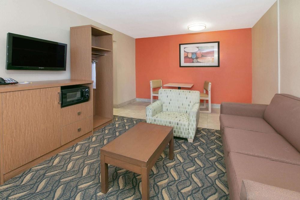 Days Inn & Suites By Wyndham Arlington Near Six Flags エクステリア 写真