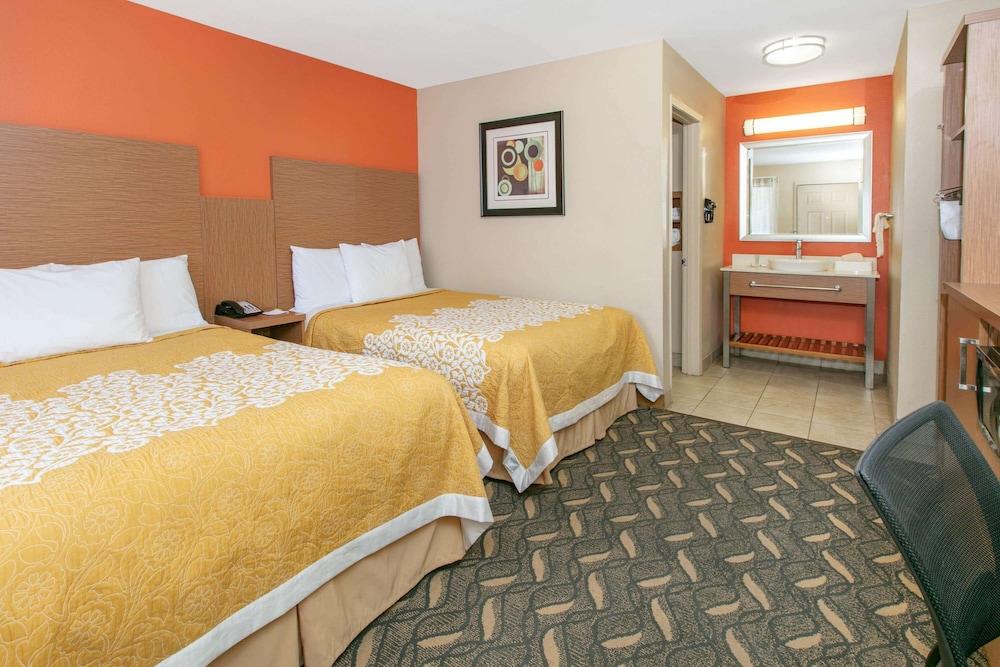 Days Inn & Suites By Wyndham Arlington Near Six Flags エクステリア 写真