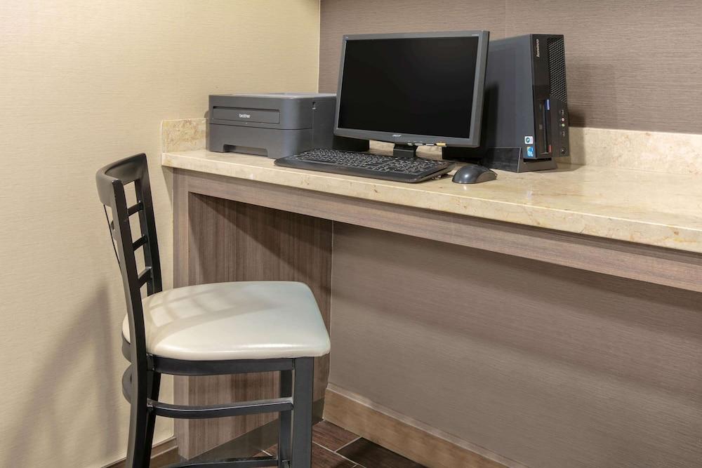 Days Inn & Suites By Wyndham Arlington Near Six Flags エクステリア 写真
