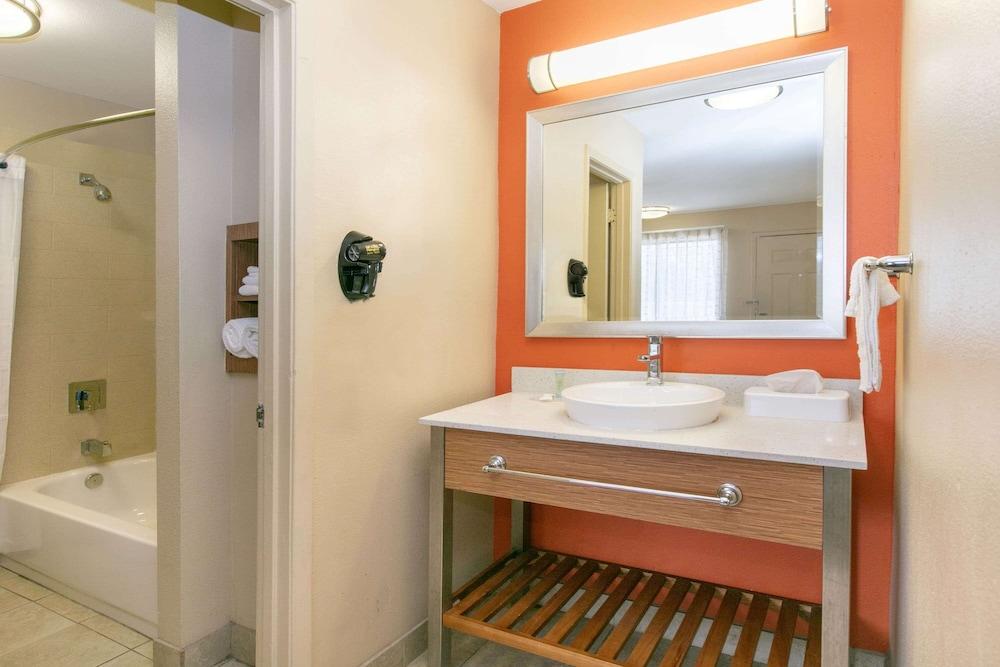 Days Inn & Suites By Wyndham Arlington Near Six Flags エクステリア 写真