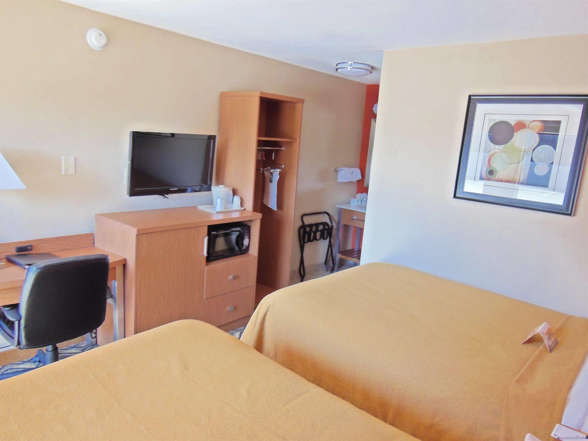 Days Inn & Suites By Wyndham Arlington Near Six Flags エクステリア 写真