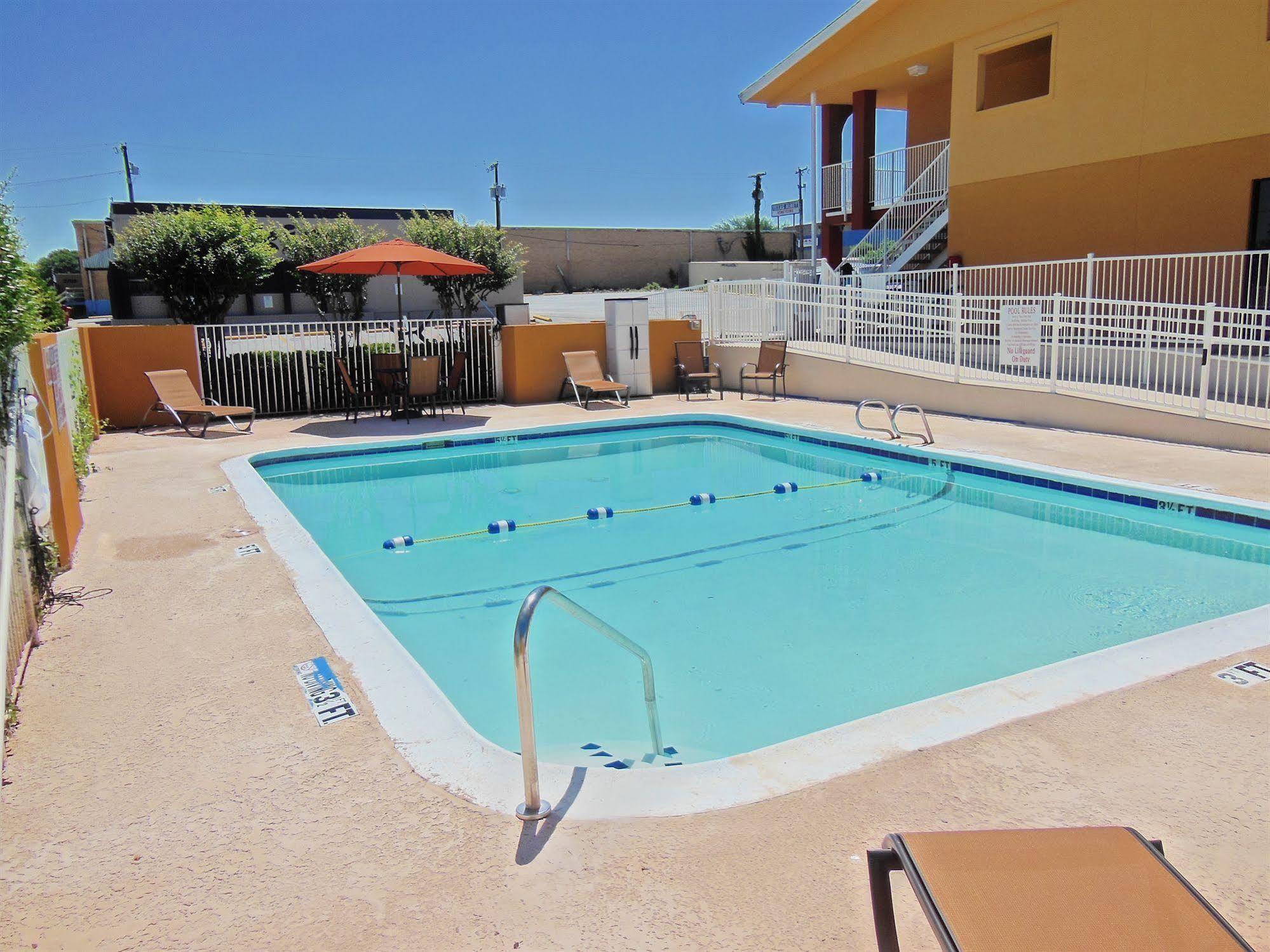 Days Inn & Suites By Wyndham Arlington Near Six Flags エクステリア 写真