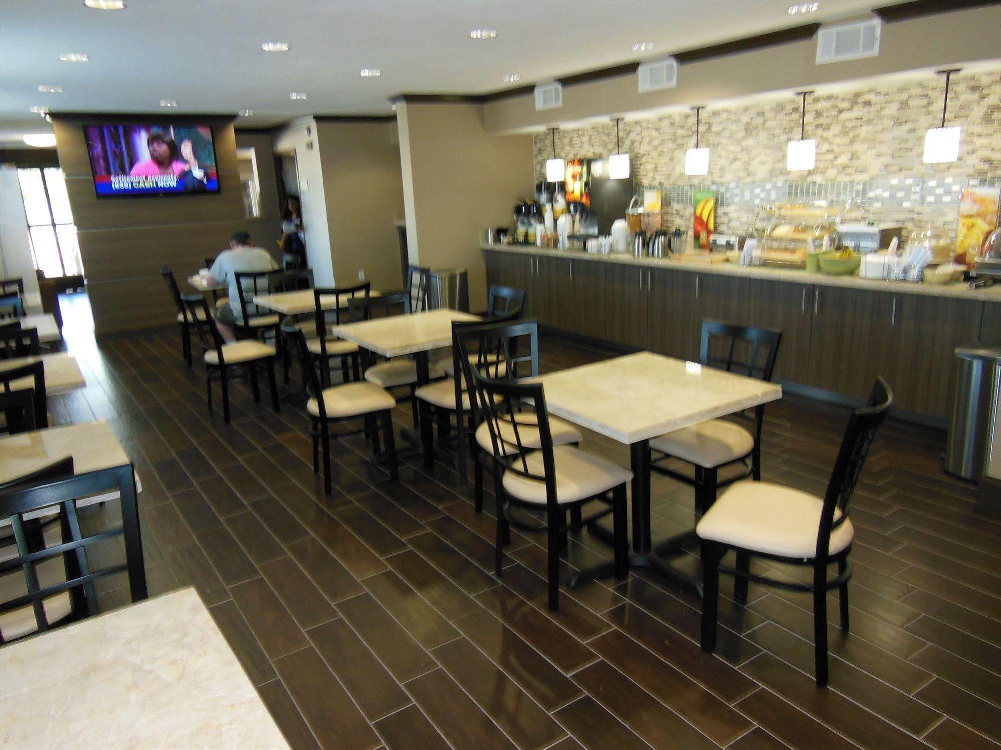 Days Inn & Suites By Wyndham Arlington Near Six Flags エクステリア 写真