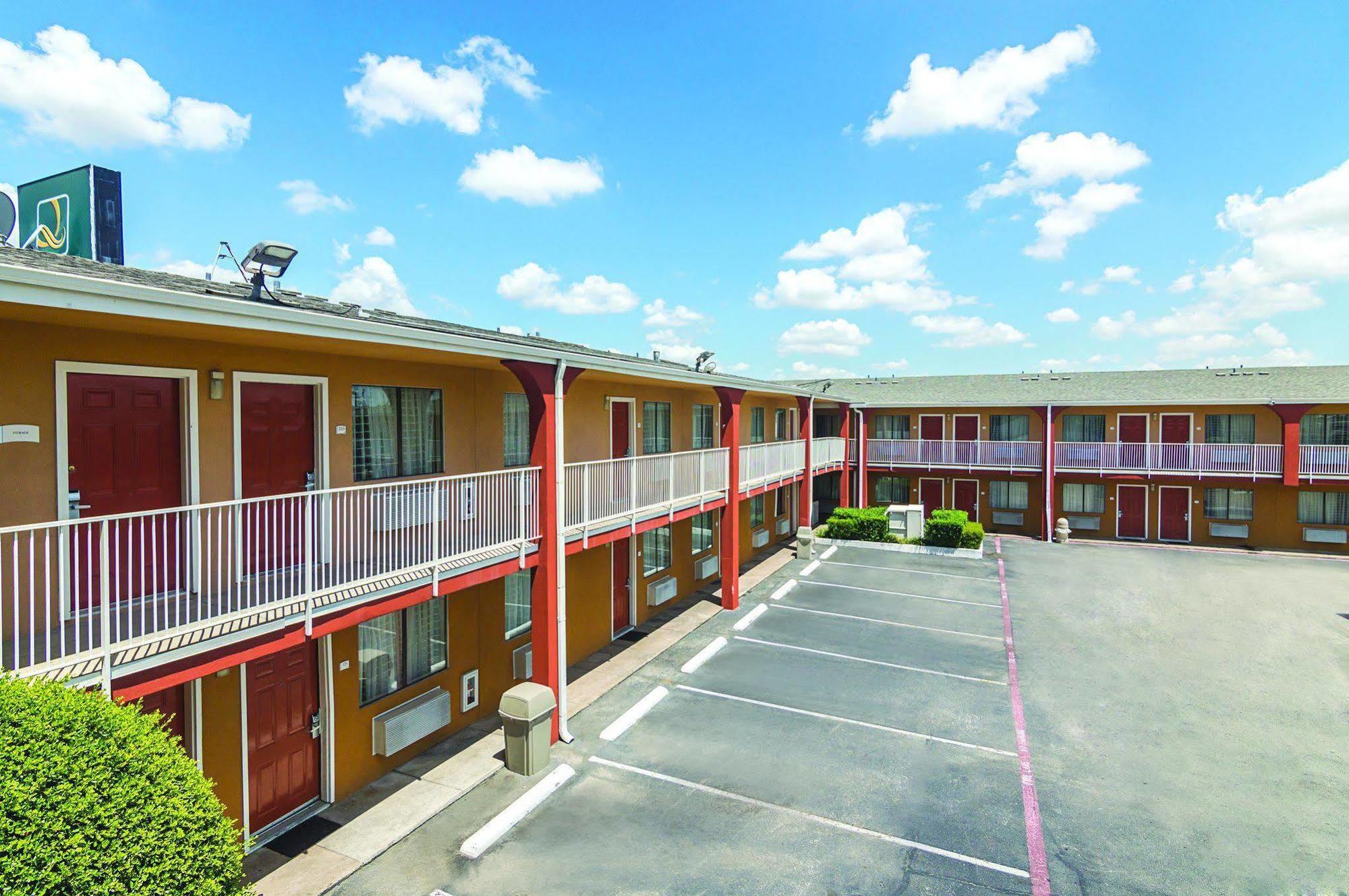 Days Inn & Suites By Wyndham Arlington Near Six Flags エクステリア 写真