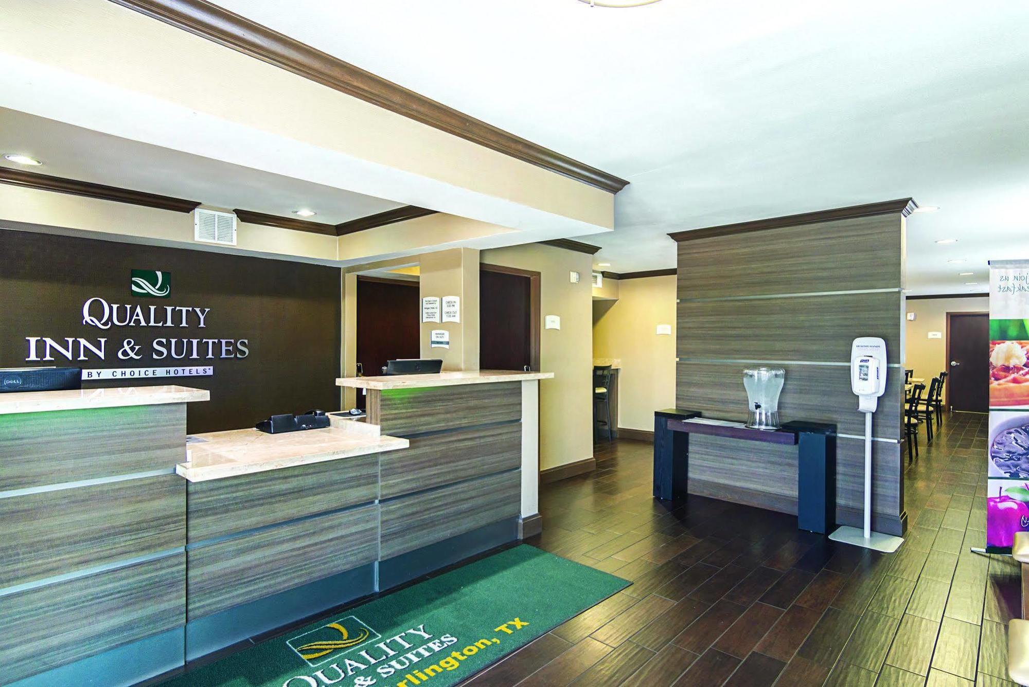 Days Inn & Suites By Wyndham Arlington Near Six Flags エクステリア 写真