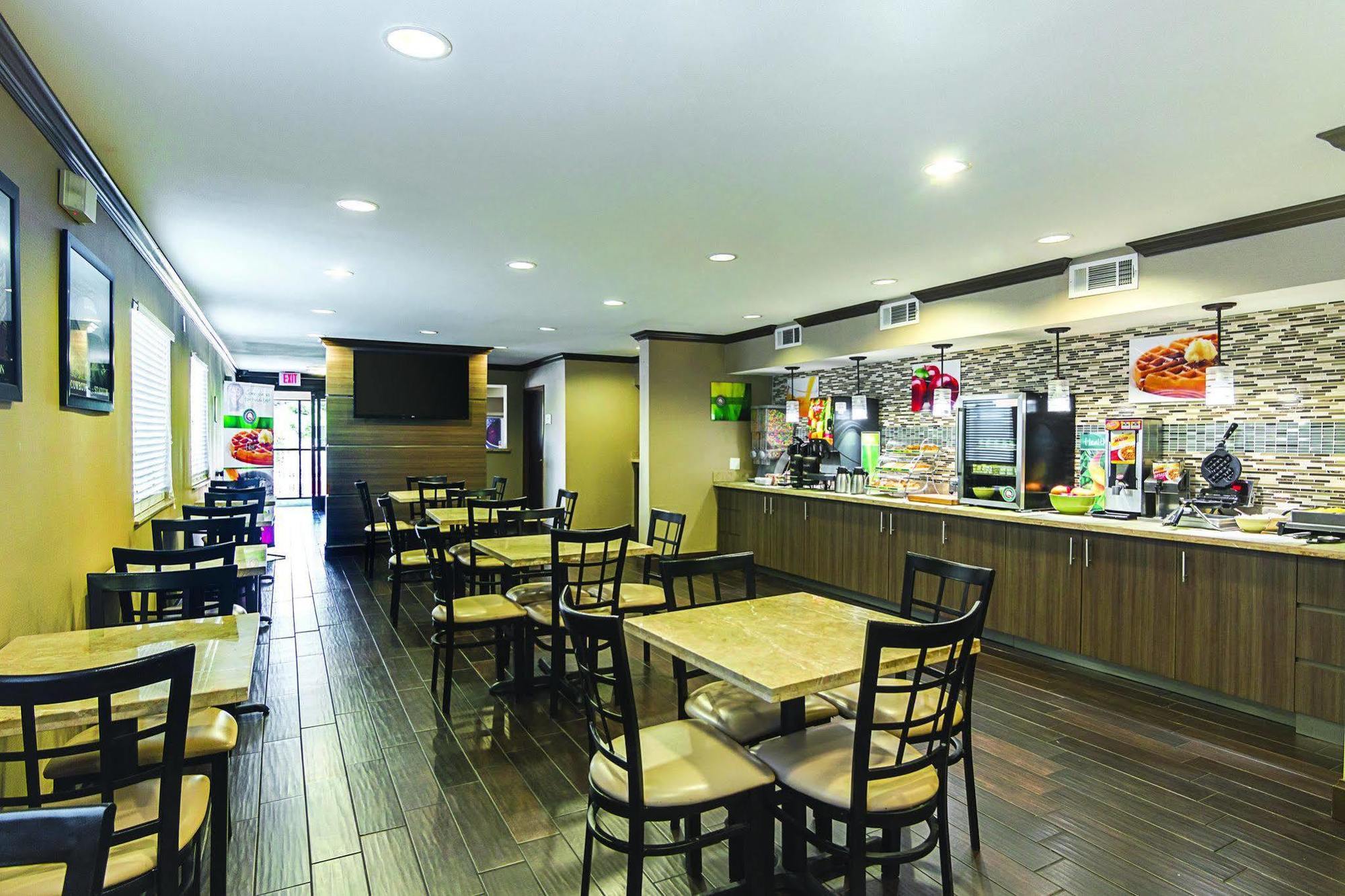 Days Inn & Suites By Wyndham Arlington Near Six Flags エクステリア 写真