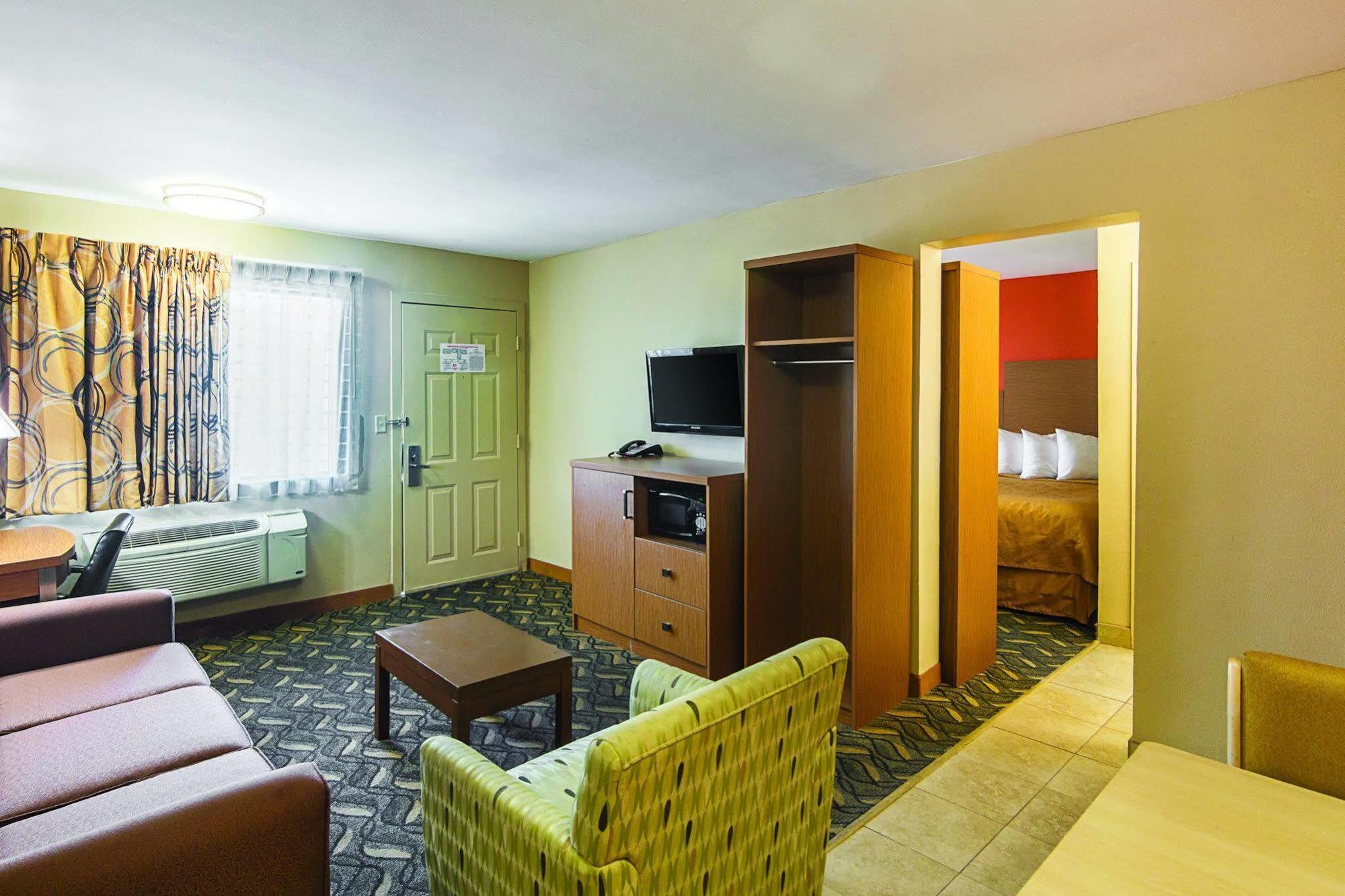 Days Inn & Suites By Wyndham Arlington Near Six Flags エクステリア 写真