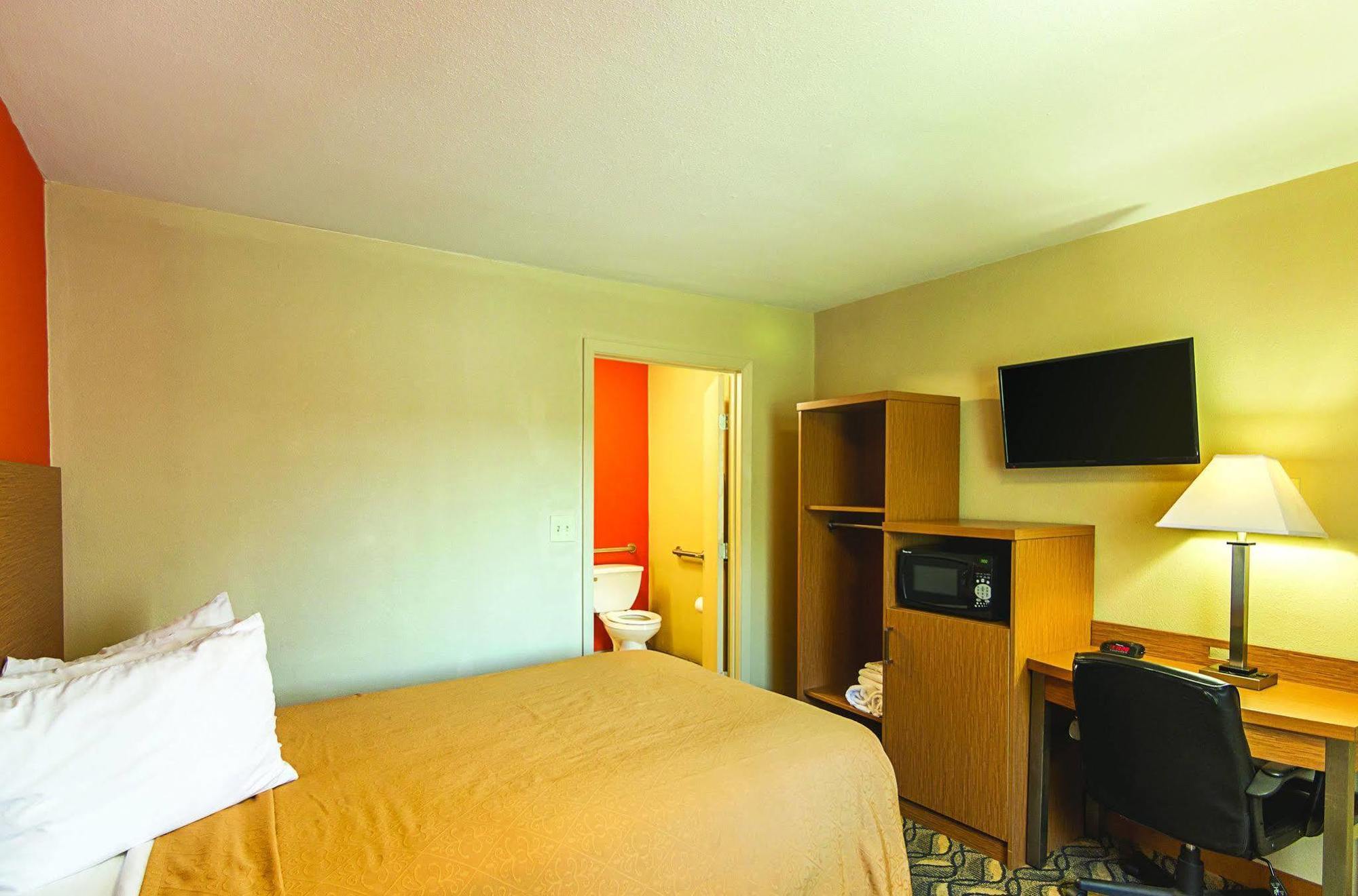Days Inn & Suites By Wyndham Arlington Near Six Flags エクステリア 写真