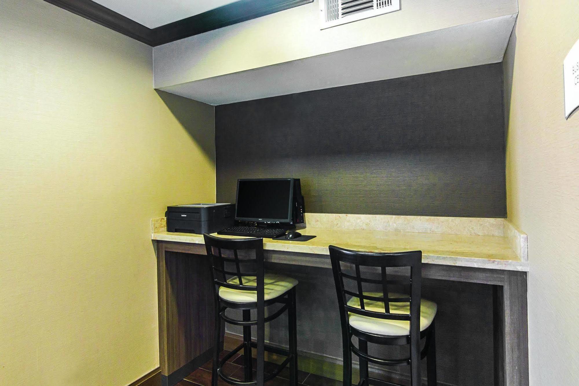 Days Inn & Suites By Wyndham Arlington Near Six Flags エクステリア 写真