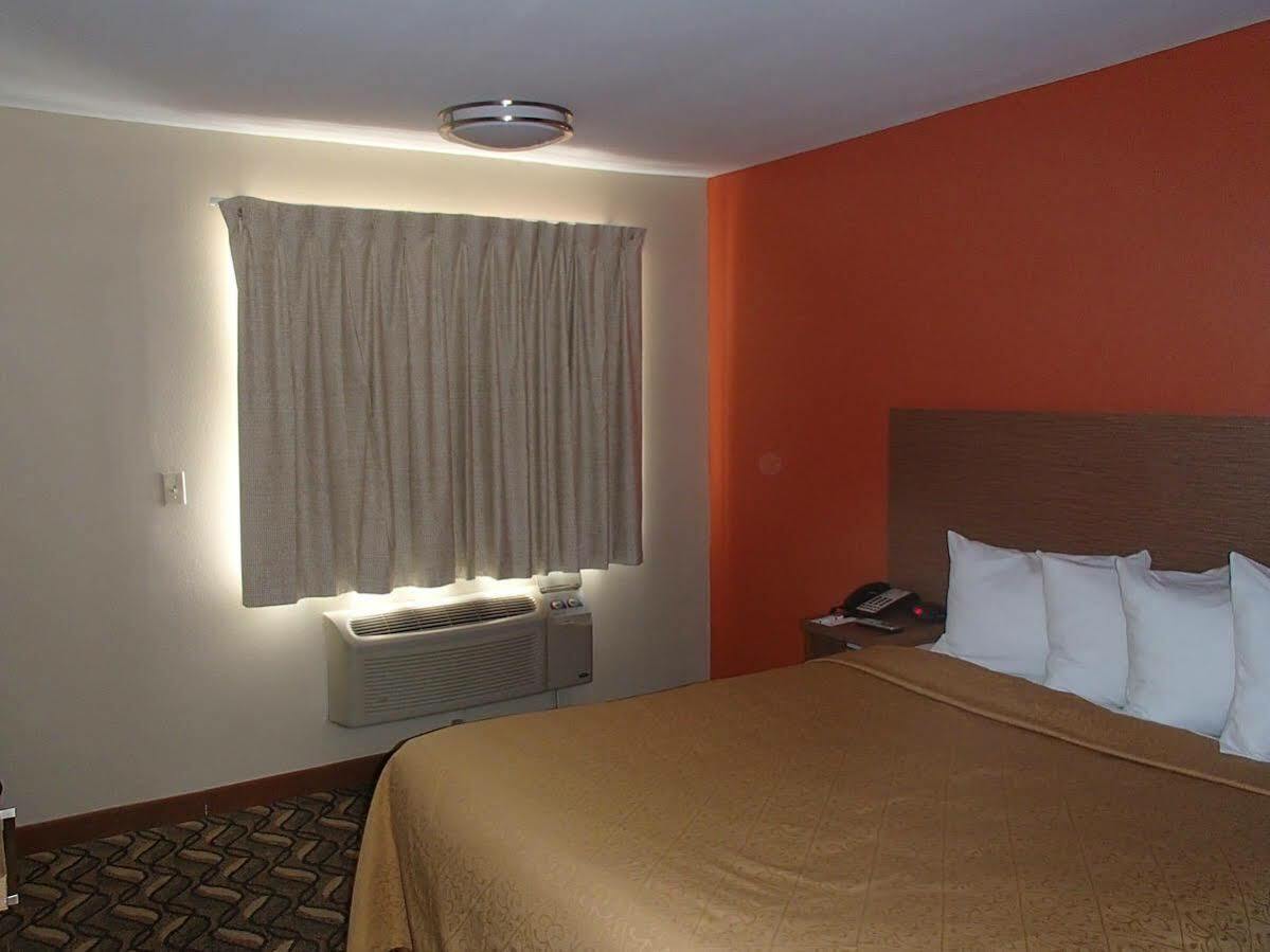 Days Inn & Suites By Wyndham Arlington Near Six Flags エクステリア 写真